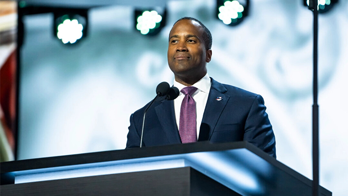 El representante John James (R-Mich.) habla en la Convención Nacional Republicana de 2024 en Milwaukee el 15 de julio de 2024. (Madalina Vasiliu/The Epoch Times)
