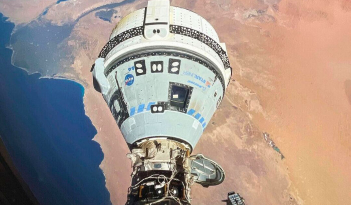 Esta foto proporcionada por la NASA muestra la nave espacial Starliner acoplada al módulo Harmony de la Estación Espacial Internacional, orbitando a 262 millas sobre la costa mediterránea de Egipto, el 13 de junio de 2024. (NASA vía AP)