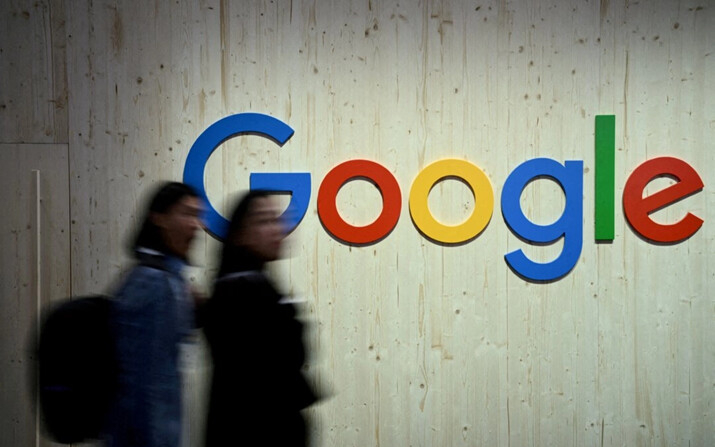 La gente camina junto al logotipo de Google durante una feria comercial en Hannover Messe, en Hannover, Alemania, el 22 de abril de 2024. (Annegret Hilse/Reuters)