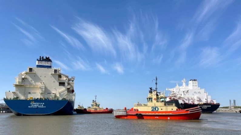 Un buque cisterna de GNL es guiado por remolcadores en la unidad de exportación de GNL Cheniere Sabine Pass en Cameron Parish, Luisiana, el 14 de abril de 2022. (Marcy de Luna/Reuters)