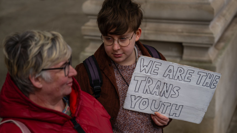 Activistas por los derechos de las personas trans participan en una protesta contra la prohibición de los bloqueadores hormonales el 20 de abril de 2024 en Londres, Inglaterra. (Carl Court/Getty Images)