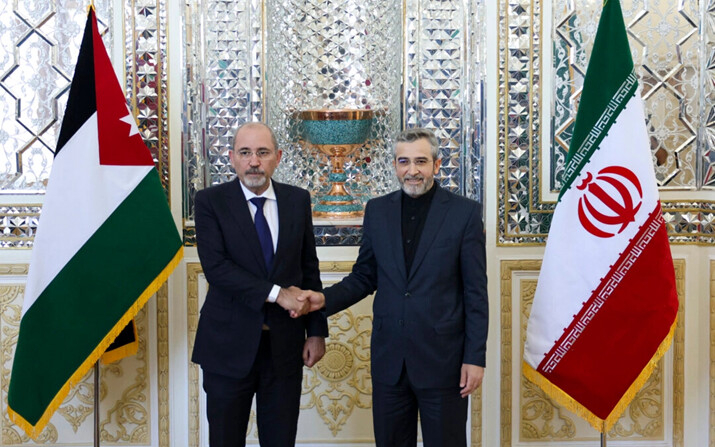 El ministro de Asuntos Exteriores en funciones de Irán, Ali Bagheri (derecha), recibe a su homólogo jordano, Ayman Safadi, antes de su reunión en Teherán, el 4 de agosto de 2024. (AFP vía Getty Images)