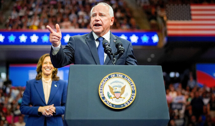 La candidata presidencial del Partido Demócrata, la vicepresidenta Kamala Harris, y el candidato a la vicepresidencia, el gobernador de Minnesota, Tim Walz, aparecen juntos en el escenario durante un evento de campaña en el Girard College de Filadelfia el 6 de agosto de 2024. (Andrew Harnik/Getty Images)