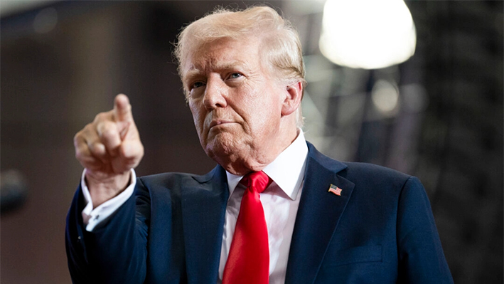 El excandidato presidencial republicano Donald Trump llega para hablar durante un mitin en el Herb Brooks National Hockey Center de St Cloud, Minnesota, el 27 de julio de 2024. (Stephen Maturen/Getty Images)
