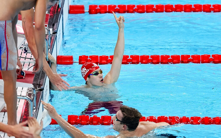 Pan Zhanle, del equipo de la República Popular China, celebra tras ganar el oro en la final de relevo combinado de 4x100 m masculino en el noveno día de los Juegos Olímpicos de París 2024, en el Paris La Defense Arena, el 4 de agosto de 2024. (Sarah Stier/Getty Images)