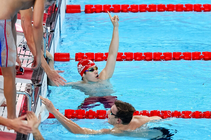 Pan Zhanle, del equipo de la República Popular China, celebra tras ganar el oro en la final de relevo combinado de 4x100 m masculino en el noveno día de los Juegos Olímpicos de París 2024, en el Paris La Defense Arena, el 4 de agosto de 2024. (Sarah Stier/Getty Images)