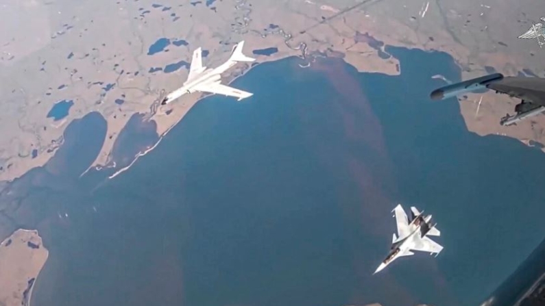 Un bombardero de largo alcance H-6K de la fuerza aérea china, arriba a la izquierda, es escoltado por un caza Su-30 de la fuerza aérea rusa durante una patrulla aérea conjunta Rusia-China en una imagen de vídeo publicada el 25 de julio de 2024. (Servicio de Prensa del Ministerio de Defensa ruso vía AP)