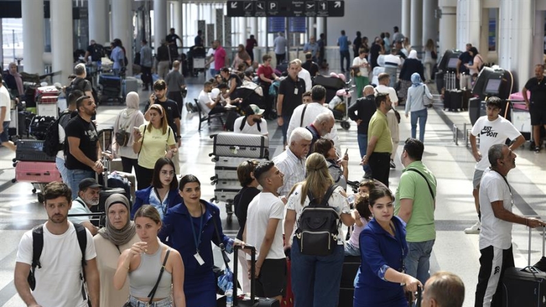 Imagen de pasajeros que esperan tras retrasos o cancelaciones de sus vuelos en el Aeropuerto Internacional Rafic Hariri, en Beirut, Líbano, el 5 de agosto de 2024. EFE/ Wael Hamzeh