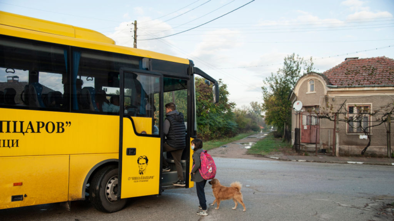 Niños del pueblo de Drazhintsi suben al autobús escolar que los llevará a la escuela en el pueblo de Ruzhintsi el 26 de octubre de 2020 en Vidin, Bulgaria. (Hristo Rusev/Getty Images)