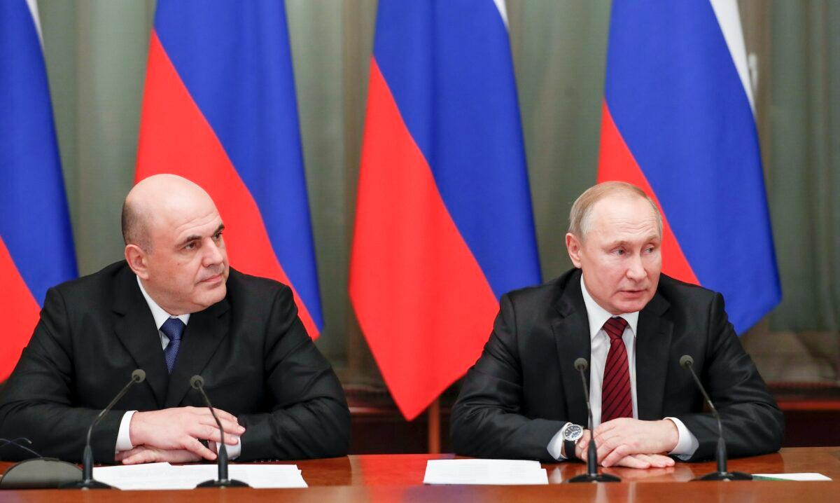 El presidente ruso, Vladímir Putin (dcha.), y el nuevo primer ministro ruso, Mijaíl Mishustin (izq.), asisten a una reunión del gabinete en Moscú, Rusia, el 21 de enero de 2020. (Dmitry Astakhov, Sputnik, Government Pool Photo vía AP)