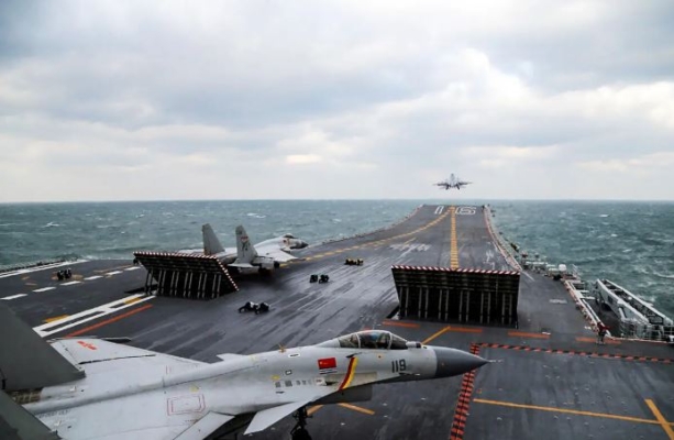 Aviones de combate chinos J-15 despegan desde la cubierta del portaaviones 'Liaoning' durante ejercicios militares en el Mar Amarillo, frente a la costa este de China, el 23 de diciembre de 2016. (STR/AFP vía Getty Images)