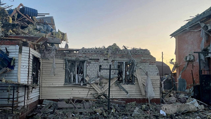 Una casa dañada tras lo que las autoridades locales calificaron como un ataque militar ucraniano en la ciudad de Sudzha, en la región rusa de Kursk, en esta imagen publicada el 6 de agosto de 2024. (Gobernador en funciones de la región de Kursk, Alexei Smirnov, vía Telegram/Handout vía Reuters)