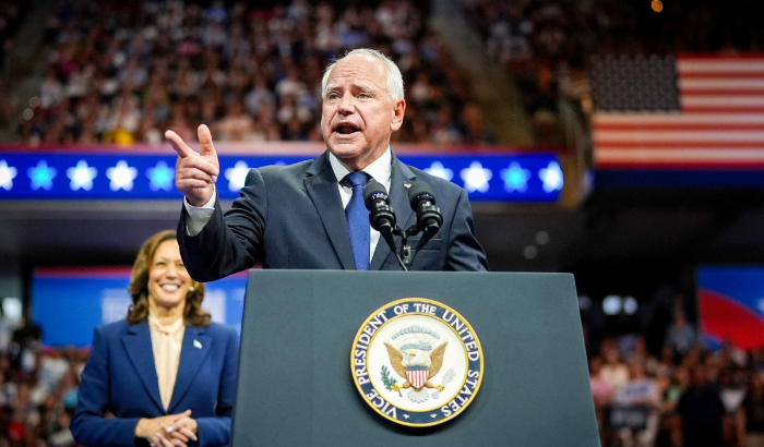 La candidata presidencial del Partido Demócrata, la vicepresidenta Kamala Harris, y el candidato a la vicepresidencia, el gobernador de Minnesota, Tim Walz, aparecen juntos en el escenario durante un evento de campaña en el Girard College de Filadelfia el 6 de agosto de 2024. (Andrew Harnik/Getty Images)