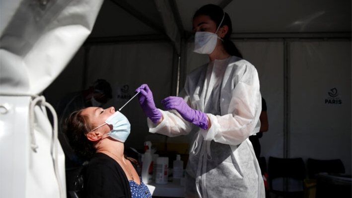 Un trabajador sanitario se prepara para administrar un hisopo nasal a un paciente en un centro de pruebas de COVID-19 en París, Francia, el 14 de septiembre de 2020. (Gonzalo Fuentes/Reuters)