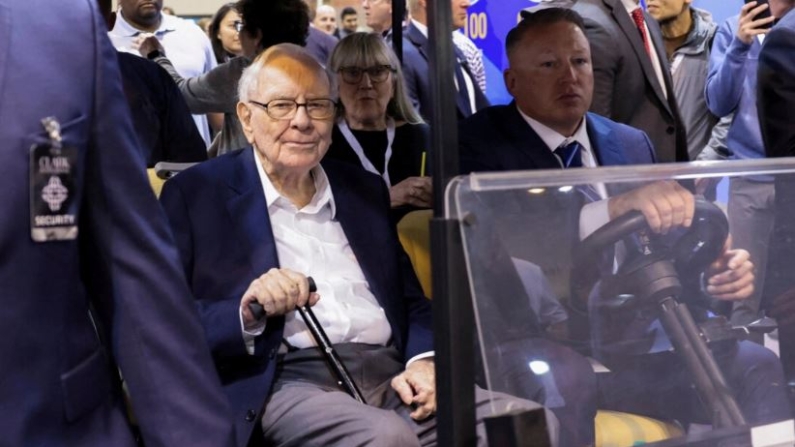 El presidente de Berkshire Hathaway, Warren Buffett, asiste a la junta anual de accionistas de Berkshire Hathaway Inc en Omaha, Nebraska, el 3 de mayo de 2024. (Scott Morgan/Reuters)