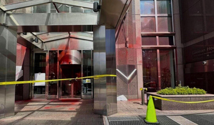 La pintura roja cubre partes de la entrada al edificio del consulado alemán, en Nueva York, el 12 de junio de 2024. (Sophie Rosenbaum/AP Foto)