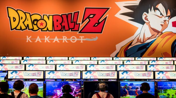  Personas prueban la última versión del videojuego de Dragon Ball Z durante el día de prensa en la feria de videojuegos Gamescom 2019, el 20 de agosto de 2019 en Colonia, Alemania. (Lukas Schulze/Getty Images)
