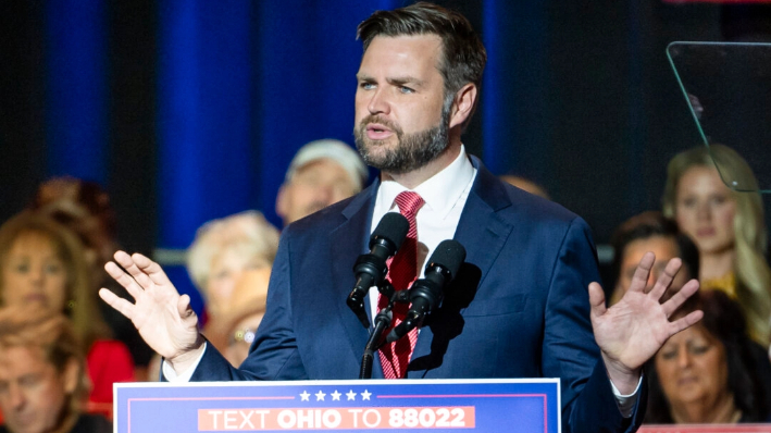 El senador JD Vance (R-Ohio) habla en su primer mitin desde que fue nominado como vicepresidente del expresidente Donald Trump en Middletown, Ohio, el 22 de julio de 2024. (Madalina Vasiliu/The Epoch Times)