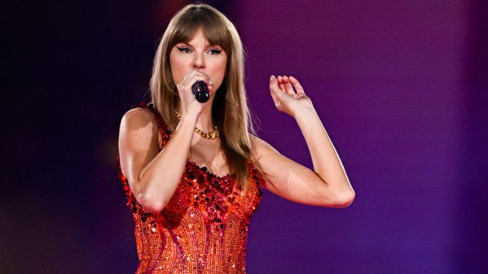 La cantante y compositora estadounidense Taylor Alison Swift, también conocida como Taylor Swift, actúa en su gira The Eras Tour, en Nanterre,  Francia, el 9 de mayo de 2024. (JULIEN DE ROSA/AFP vía Getty Images)