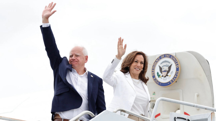 La vicepresidenta y candidata demócrata a la presidencia en 2024, Kamala Harris, y su compañero de fórmula, el gobernador de Minnesota Tim Walz, saludan mientras embarcan en el Air Force Two, saliendo del Aeropuerto Regional Chippewa Valley en Eau Claire, Wisconsin, el 7 de agosto de 2024. (KAMIL KRZACZYNSKI/AFP vía Getty Images)