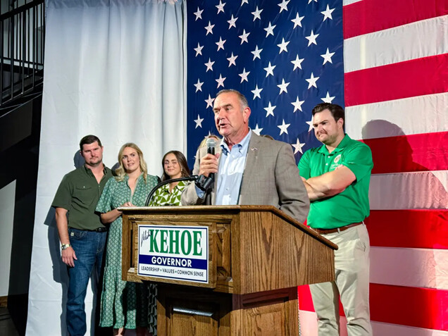 El vicegobernador de Missouri, el republicano Mike Kehoe, con su familia detrás de él, habla en su evento de la noche electoral el martes 6 de agosto de 2024, en Jefferson City, Missouri. (Austin Alonzo/The Epoch Times)