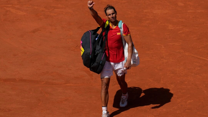 Rafael Nadal abandona la pista tras perder contra Novak Djokovic en un partido de segunda ronda en los Juegos Olímpicos de París el 29 de julio de 2024. (Manu Fernandez/AP Photo)