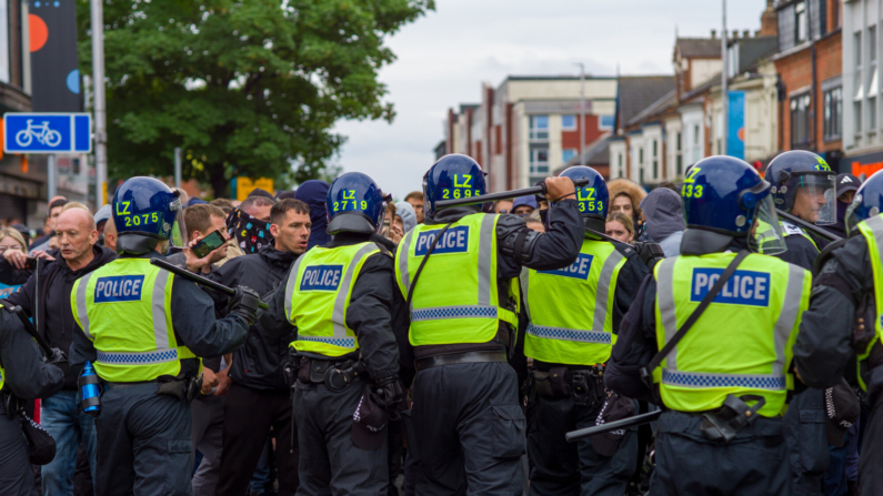 Agentes de policía responden mientras activistas celebran una manifestación en Middlesbrough el 04 de agosto de 2024 en Middlesbrough, Inglaterra. (Foto de Ian Forsyth/Getty Images)