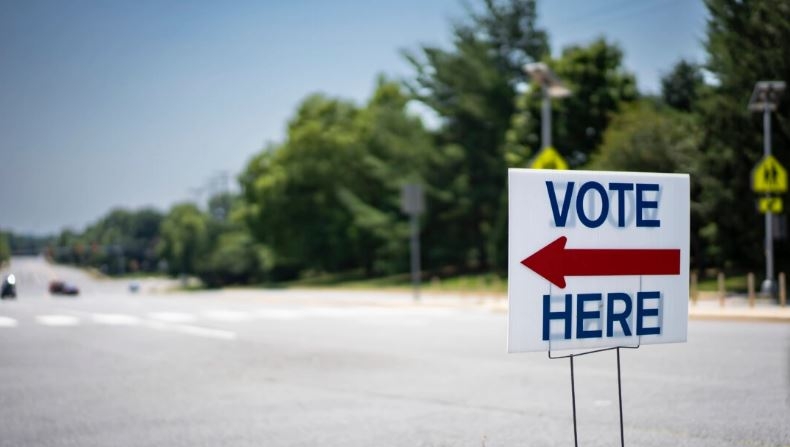 Un lugar de votación durante las primarias al Congreso en el condado de Loudoun, en el instituto Stone Bridge de Ashburn, Virginia, el 18 de junio de 2024. (Joseph Lord/The Epoch Times)