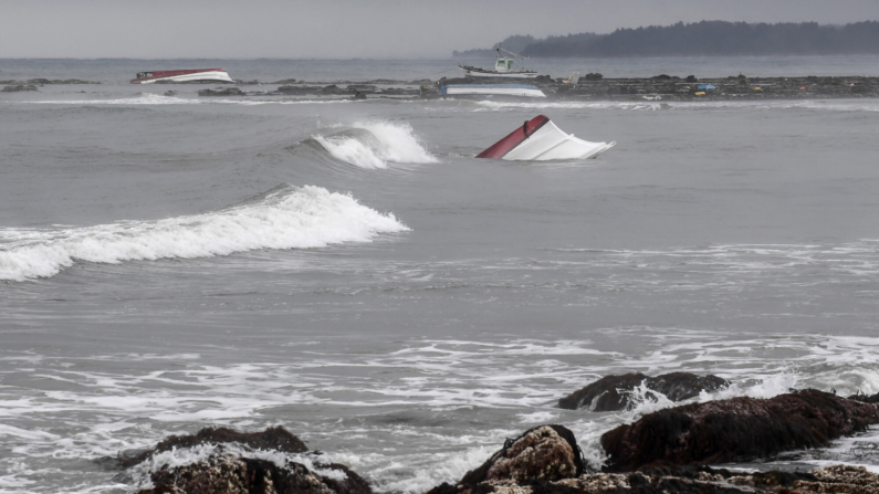 Imagen de archivo: Esta imagen muestra un bote volcado a lo largo de la costa en una zona afectada por olas de tsunami en la localidad de Misaki, en la ciudad de Suzu, prefectura de Ishikawa, el 7 de enero de 2024, después de que un fuerte terremoto de magnitud 7.5 sacudiera la región de Noto el Día de Año Nuevo. TOSHIFUMI KITAMURA/AFP via Getty Images)