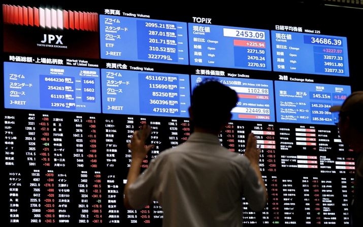 Miembros de los medios de comunicación observan el tablón de cotizaciones de la Bolsa de Tokio en Tokio, Japón, el 6 de agosto de 2024. (Willy Kurniawan/Reuters)