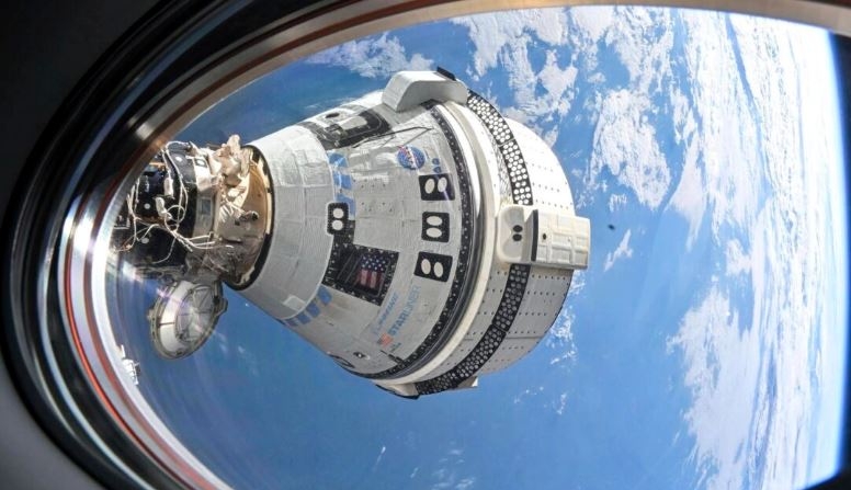 La nave espacial Starliner de Boeing que lanzó a los astronautas Butch Wilmore y Suni Williams a la Estación Espacial Internacional acoplada al puerto delantero del módulo Harmony el 3 de julio de 2024, vista desde una ventana de la nave espacial SpaceX Dragon Endeavour acoplada al puerto adyacente. (NASA vía AP)