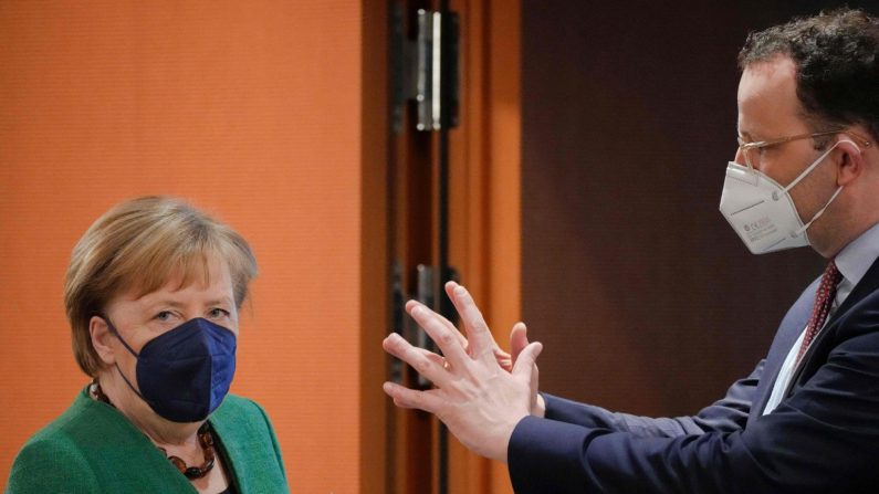 A la izquierda, la excanciller Angela Merkel. A la derecha, el exministro de Sanidad Jens Spahn. (foto MARKUS SCHREIBER/POOL/AFP vía Getty Images)