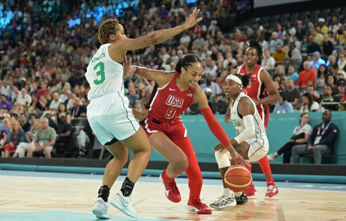 La nigeriana Pallas Kunaiyi-Akpanah (izq.) defiende ante A'ja Wilson, del equipo estadounidense, en los cuartos de final de baloncesto femenino de los Juegos Olímpicos de París, el 7 de agosto de 2024. (Damien Meyer/AFP vía Getty Images)
