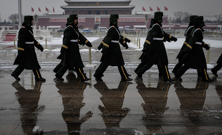 La policía paramilitar china marcha en la plaza de Tiananmen en Beijing, en esta foto de archivo. (Frederic J. Brown/AFP vía Getty Images)