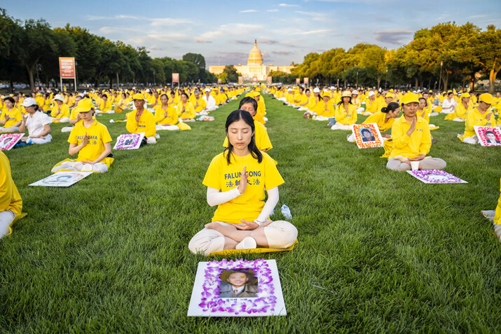 Los practicantes de Falun Gong participan en una vigilia con velas en memoria de los practicantes de Falun Gong que fallecieron durante 25 años de persecución continua por parte del Partido Comunista Chino en China, en el National Mall de Washington, el 11 de julio de 2024. (Larry Dye/The Epoch Times)