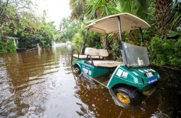 Un carrito de golf en la avenida Atlantic mientras se acerca la tormenta tropical Debby en Sullivan's Island, Carolina del Sur, el 7 de agosto de 2024. (Mic Smith/AP Photo)