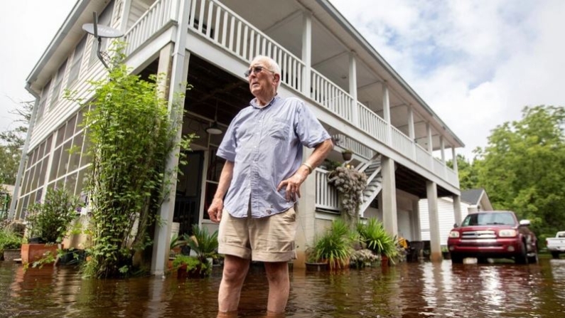 Charles Grainger limpia alrededor de su casa en el distrito histórico de French Quarter Creek mientras las aguas de las inundaciones de la tormenta tropical Debby retroceden en Huger, Carolina del Sur, el 7 de agosto de 2024. (Mic Smith/Foto AP)