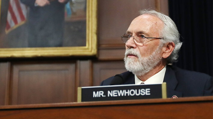 El representante Dan Newhouse (R-Wash.) interroga a Matt Albence, entonces director interino del Servicio de Inmigración y Control de Aduanas, durante una audiencia en el edificio de oficinas de la Cámara Rayburn en el Capitolio en Washington, el 25 de julio de 2019. (Chip Somodevilla/Getty Images)
