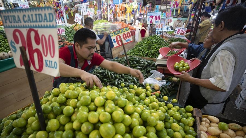 Imagen de archivo de un vendedor que ofrece frutas y verduras, el 6 de junio de 2024, en el mercado de Jamaica de la Ciudad de México (México). EFE/ Isaac Esquivel