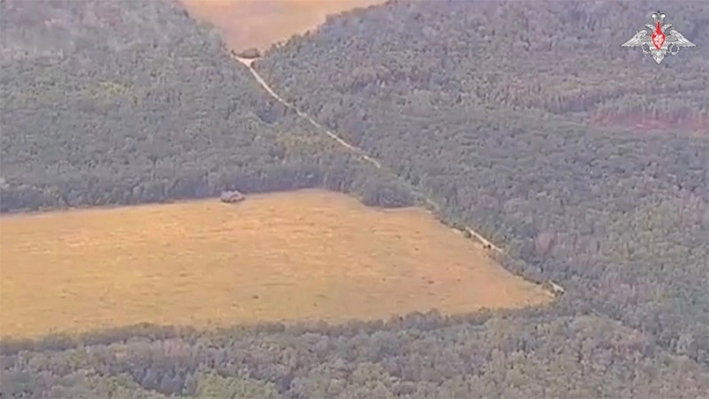 Una vista muestra lo que se dice que es un ataque del ejército ruso contra material militar ucraniano en la zona fronteriza con Ucrania en la región de Kursk, Rusia, en esta imagen fija de video publicada el 7 de agosto de 2024. (Ministerio de Defensa ruso/Handout via Reuters)