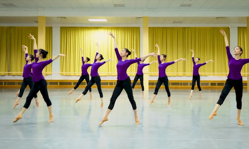 Bailarinas de Shen Yun ensayan una rutina de danza clásica china en sus instalaciones de Orange County, Nueva York, en esta foto de archivo. (Cortesía de Shen Yun)