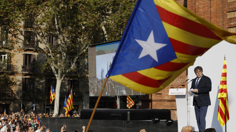 BARCELONA, 08/08/2024.- El expresidente catalán Carles Puigdemont interviene en el acto de bienvenida para el que miles de independentistas se congregan en el paseo Lluís Companys de Barcelona, junto al Parlamento catalán. Tras casi siete años huido en de la justicia, y pese a la orden de detención nacional contra él, Puigdemont regresó a Cataluña con la intención de asistir, este jueves 8 de agosto, a la investidura de Salvador Illa.