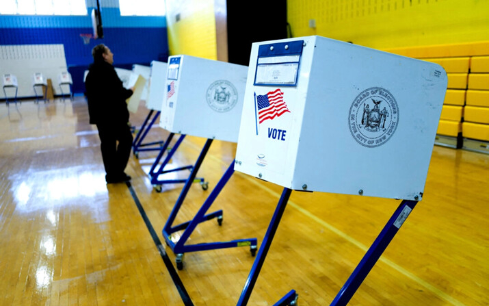 La gente vota en un centro de votación en la ciudad de Nueva York durante las elecciones primarias presidenciales estatales, el 2 de abril de 2024. (Charly Triballeau/AFP vía Getty Images)