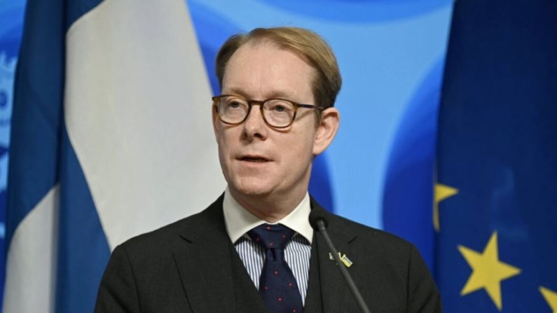 El ministro sueco de Asuntos Exteriores, Tobias Billström, habla durante una rueda de prensa en Helsinki, Finlandia, el 8 de noviembre de 2023. (Emmi Korhonen/Lehtikuva/AFP/Getty Images)