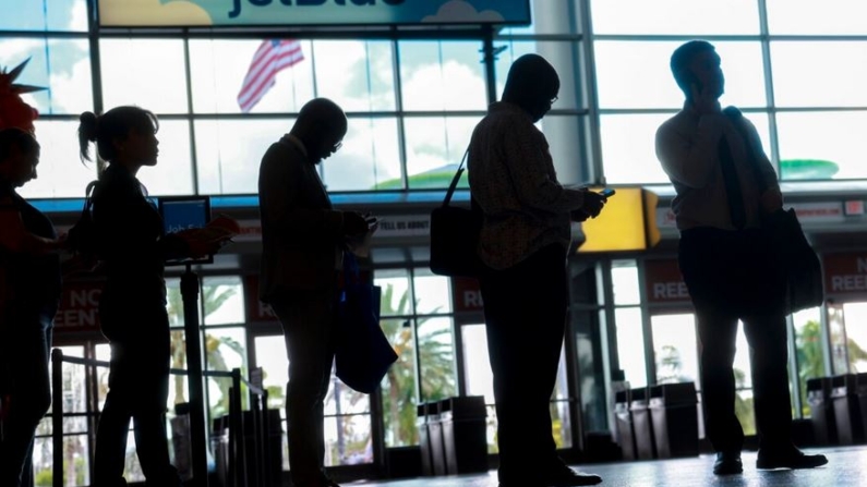 Buscadores de empleo asisten a una feria de empleo en Sunrise, Florida, el 26 de junio de 2024. (Joe Raedle/Getty Images)