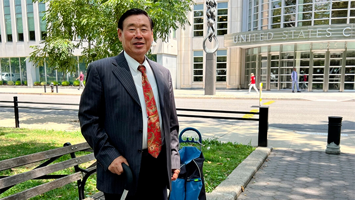 Wang Shujun ante una corte federal en Brooklyn, Nueva York, el 30 de julio de 2024. (Cai Rong/The Epoch Times)
