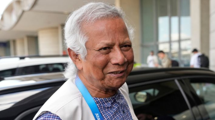 El premio Nobel Muhammad Yunus sonríe a su llegada al aeropuerto Charles de Gaulle en Roissy, al norte de París, el miércoles 7 de agosto de 2024. (Foto AP/Michel Euler)