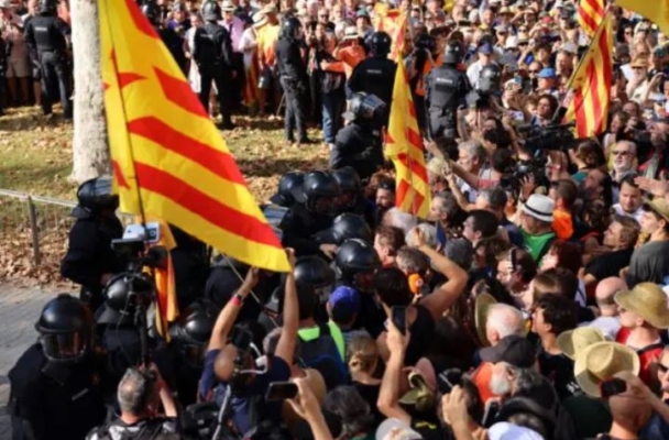 La policía impide el paso a los partidarios del líder separatista catalán Carles Puigdemont en Barcelona, España, 8 de agosto de 2024. (Reuters/Nacho Doce)