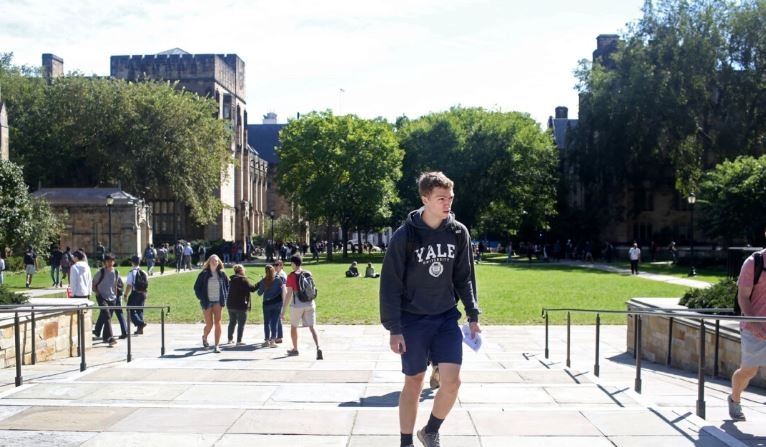 Estudiantes caminan por el campus de la Universidad de Yale en New Haven, Connecticut, en una foto de archivo. (Yana Paskova/Getty Images)