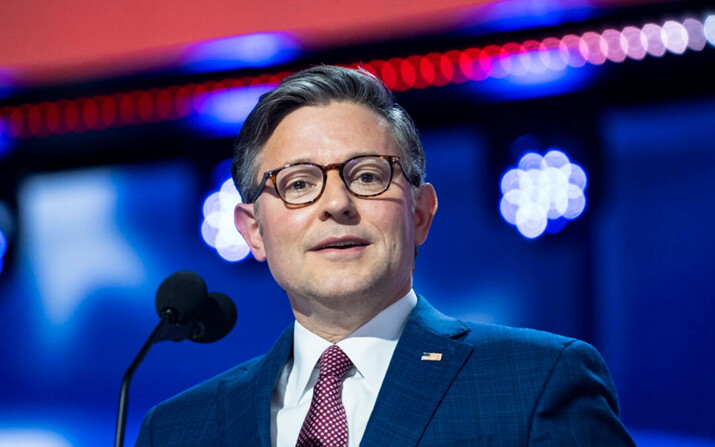 El presidente de la Cámara de Representantes, Mike Johnson (R-La.), habla en la Convención Nacional Republicana, en Milwaukee, el 15 de julio de 2024. (Madalina Vasiliu/The Epoch Times)